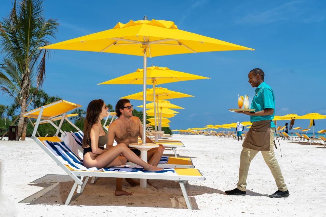 The Mora Zanzibar Matemwe (Zanzibar) Exterior foto Beach service at Atlantis Paradise Island